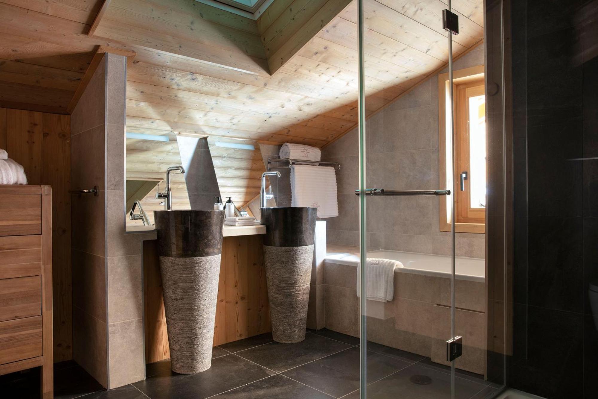 Grandes Rousses Hotel & Spa Alpe d'Huez Luaran gambar Bathroom in a chalet