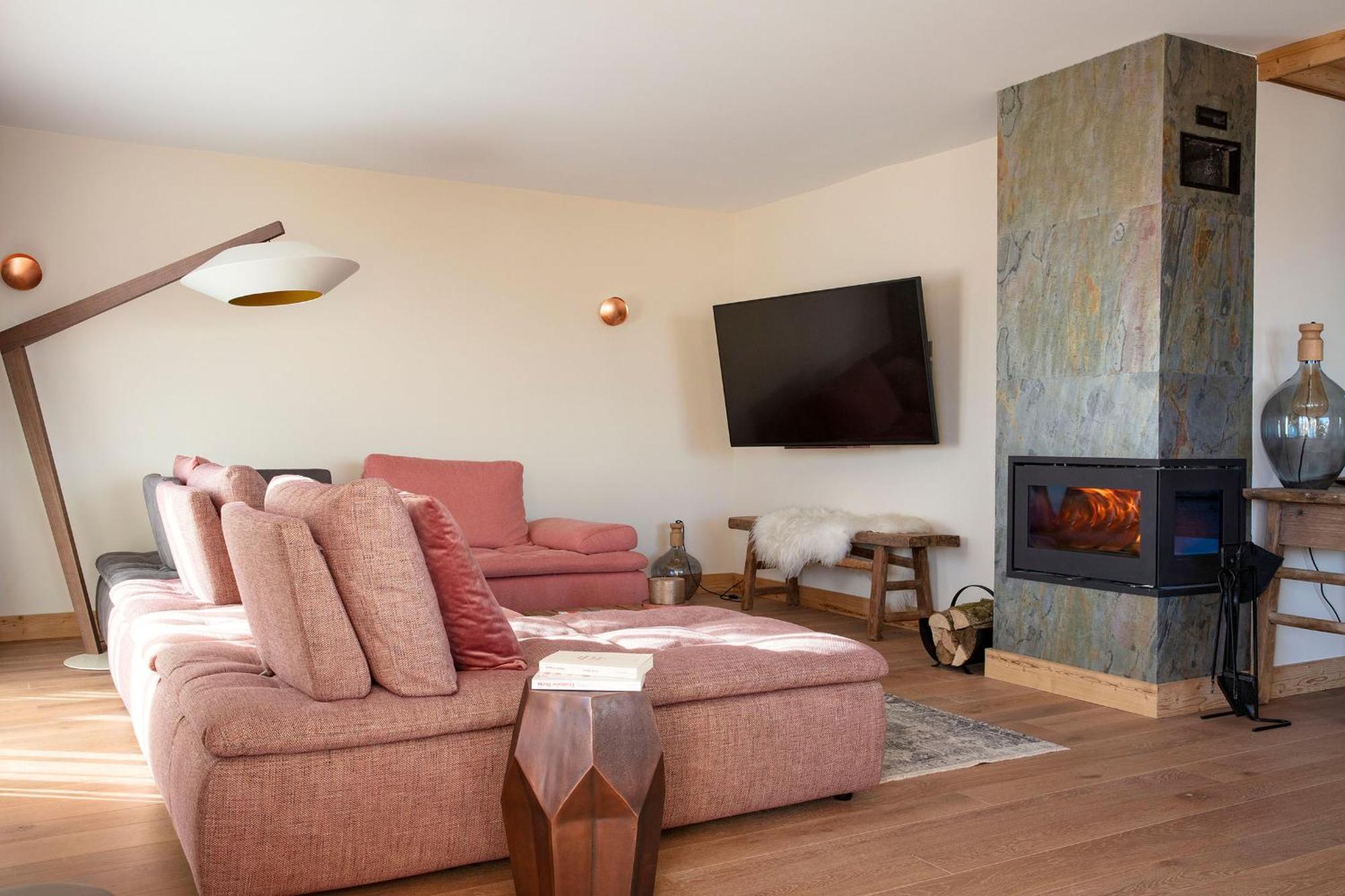 Grandes Rousses Hotel & Spa Alpe d'Huez Luaran gambar A living room with a fireplace